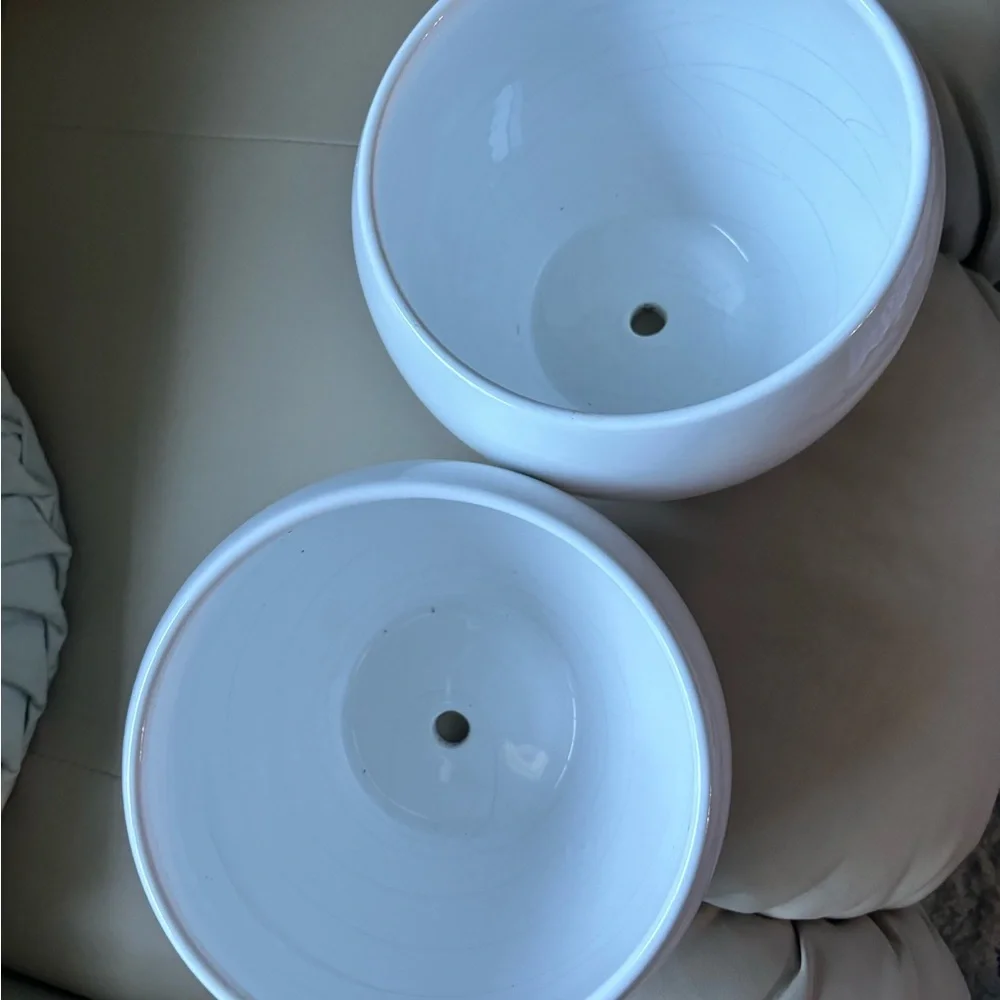 🌹PLANT POTS TWO EXACTLY THE SAME BEAUTIFUL GLOSSY WHITE BRAND NEW🌺